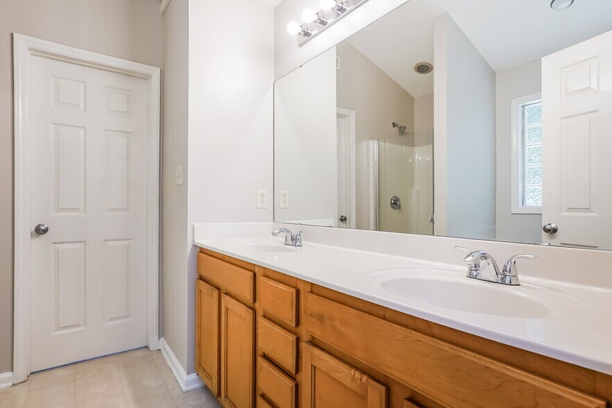 Building Photo - 8015 Marsh Hollow Dr