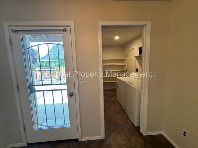 Building Photo - 1650 Walker Dr
