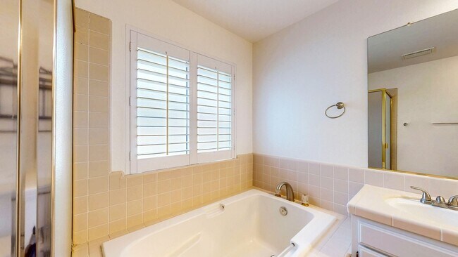 Building Photo - 7971 Oakmont Dr