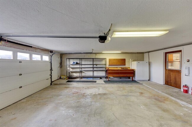 Building Photo - 2452 Country Club Dr