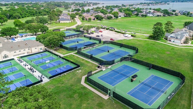 Building Photo - 241 Blue Hill Dr