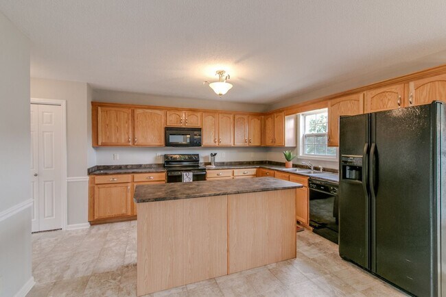 Building Photo - 4 Bedroom Pet Friendly Home For Rent!