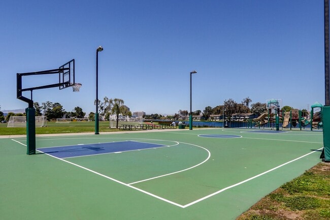 Building Photo - 3 Bed / 2.5 Bath light and spacious townho...