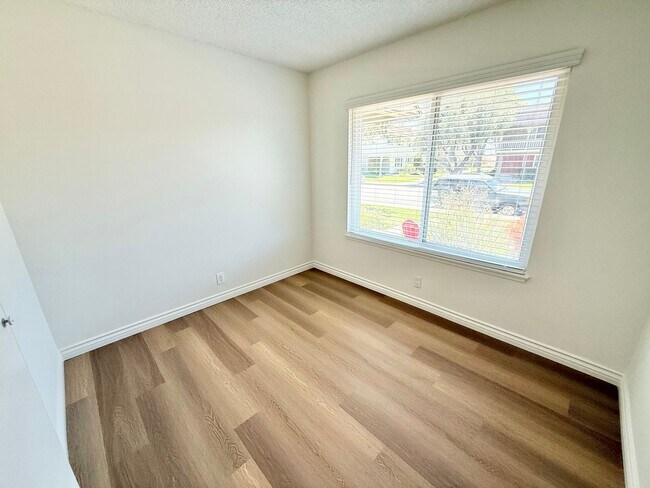 Building Photo - 4661 Larwin Ave