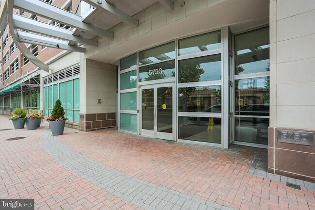 Primary Photo - 5750 Bou Ave