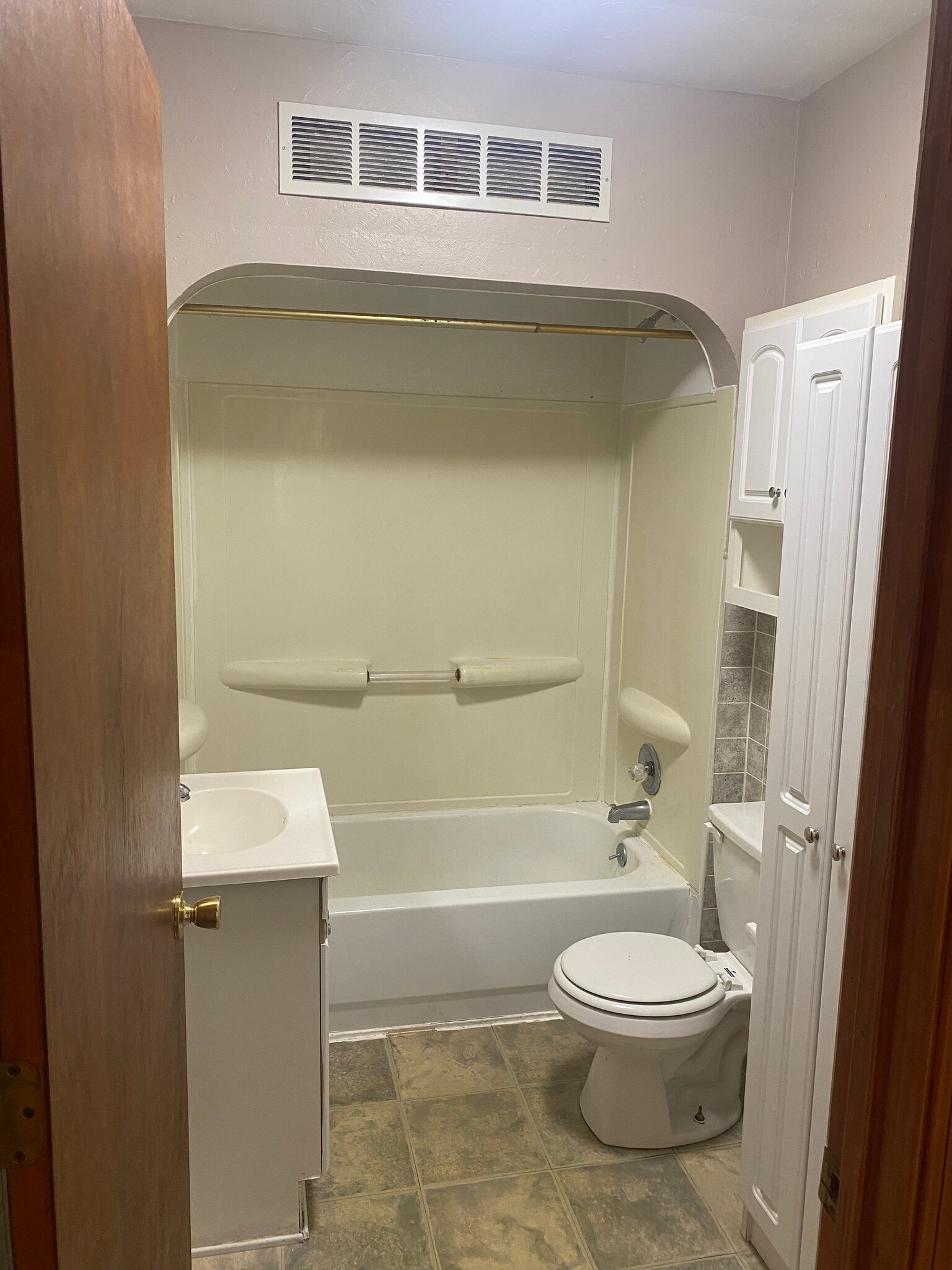 Full bathroom - 228 North Court St.