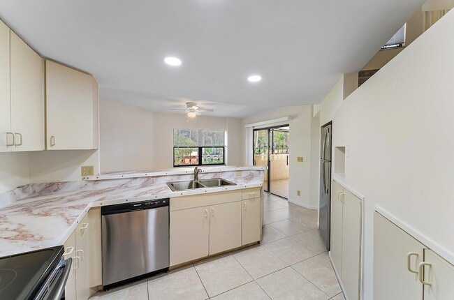 Building Photo - 3 Uno Lago Dr