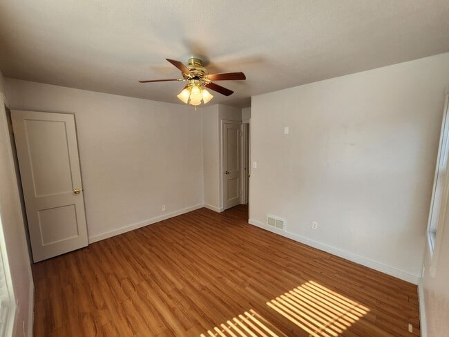 Building Photo - Charming Old-School 4-bedroom Home for Rent!