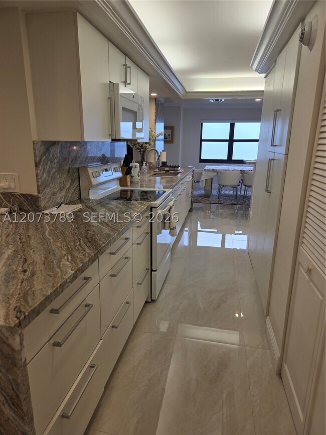 Building Photo - 4900 N Ocean Dr