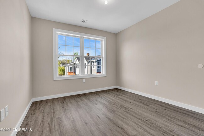 Building Photo - 333 1st St