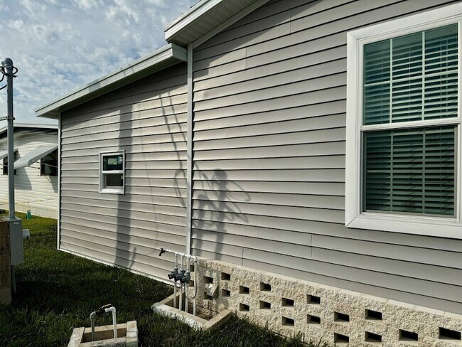 Building Photo - 1283 Jamestown Dr