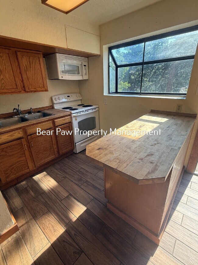 Building Photo - One Bedroom, plus Office Duplex in North Evergreen that includes Utilities!
