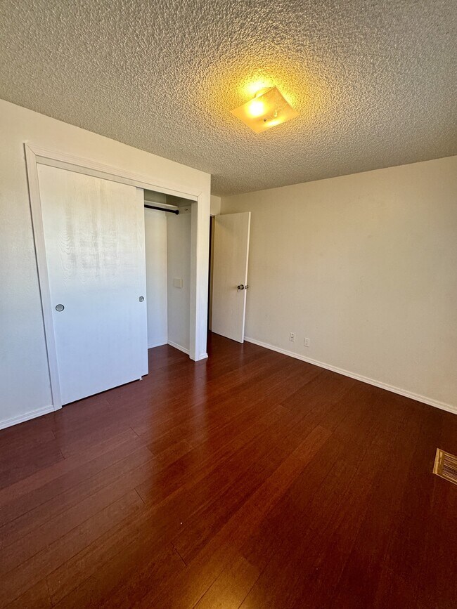 Building Photo - 735 E 15th N St