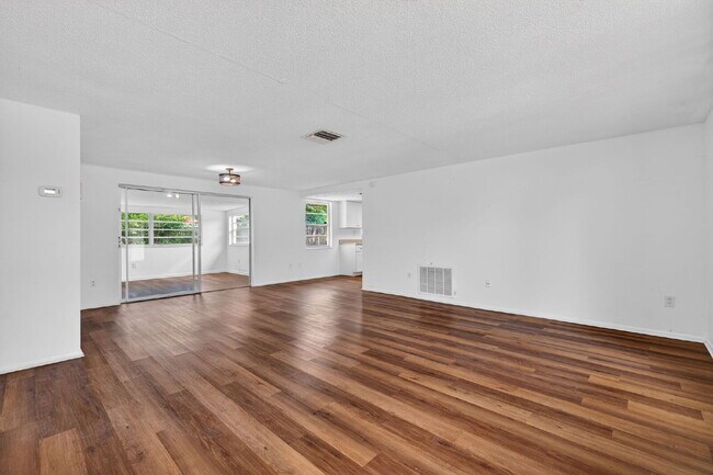 Building Photo - Beautiful 2 Bedroom, 2 Bathroom, 1 Car Garage home for rent.