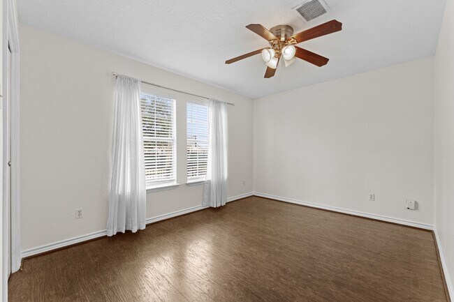 Building Photo - 842 E 29th St