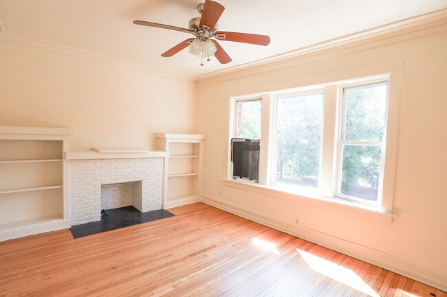 Building Photo - 1250 W Montrose Ave