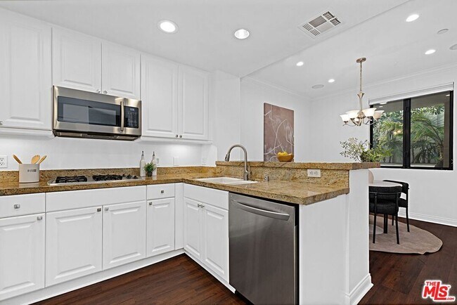 Building Photo - 5625 Crescent Prk W