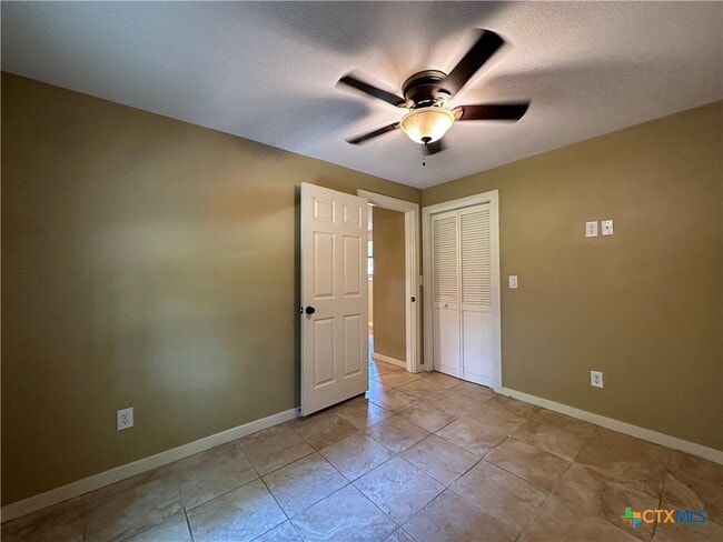 Building Photo - 818 W Hopkins St