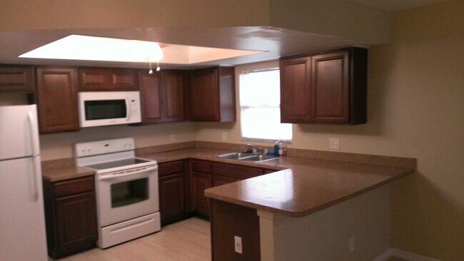 Kitchen - 618 SE 46th Ter