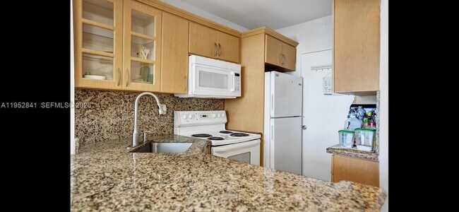 Building Photo - 2899 Collins Ave