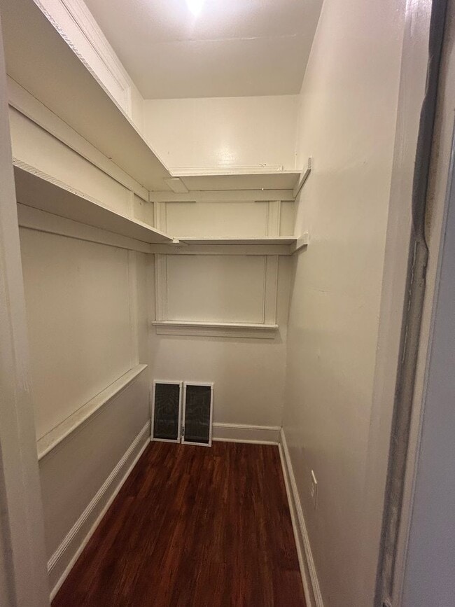 Building Photo - 727 Linden Ave