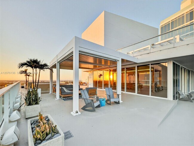 Building Photo - 2020 N Bayshore Dr