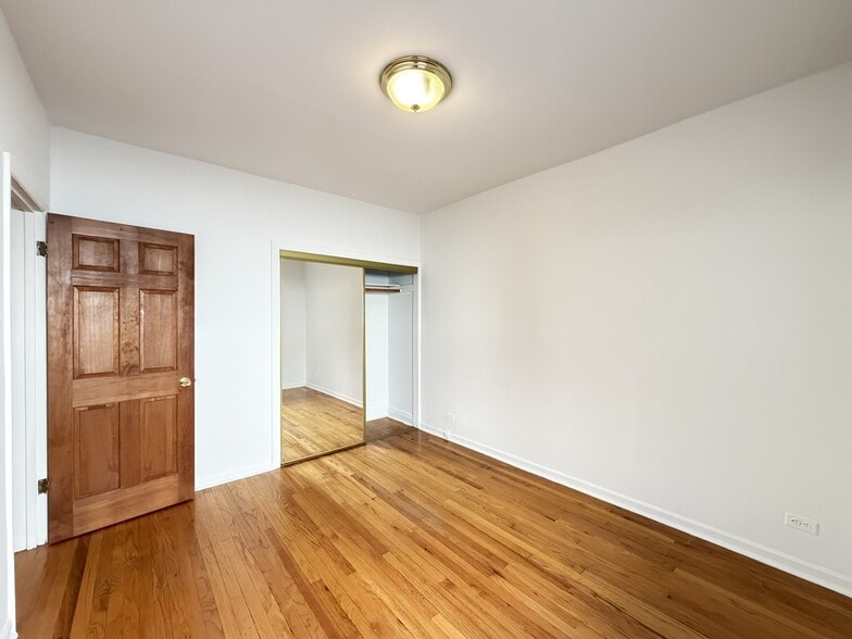 Building Photo - 4407 N Paulina St