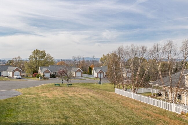 Building Photo - Spacious 3-Bedroom Townhome with Garage in a Prime Harrisonburg Location!