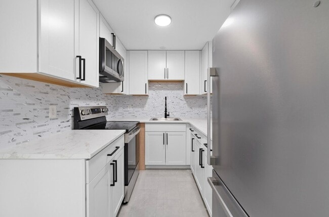Building Photo - Renovated 3 bedroom 1 Bathroom fenced yard...