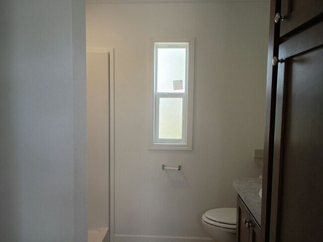 Building Photo - 32 Lily Dr