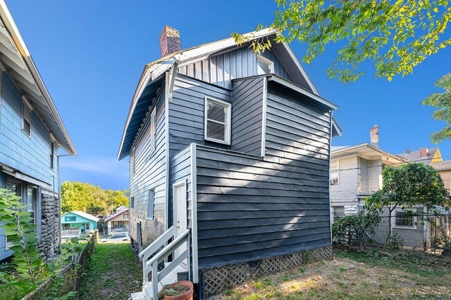 Building Photo - 5 Bedroom Home Near Central Park and Centr...