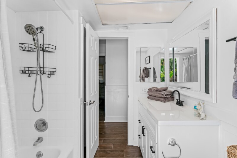 Building Photo - 1442 45th Ave NE