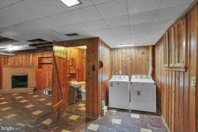 Building Photo - 23 Trebor Pl
