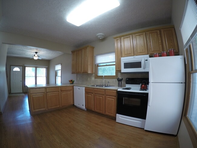 Building Photo - 302 N Chauncey Ave