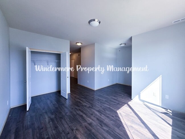 Building Photo - Bright and charming 3 bed townhome in Pinn...