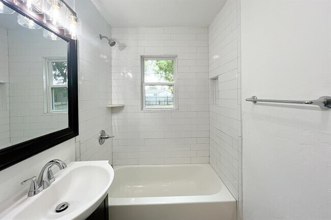 Building Photo - 909 SW 48th St