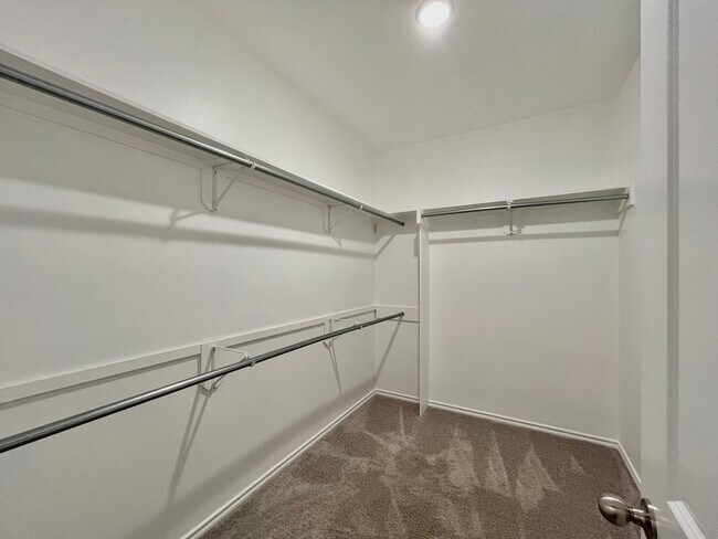 Building Photo - 202 S Rainbow Dr