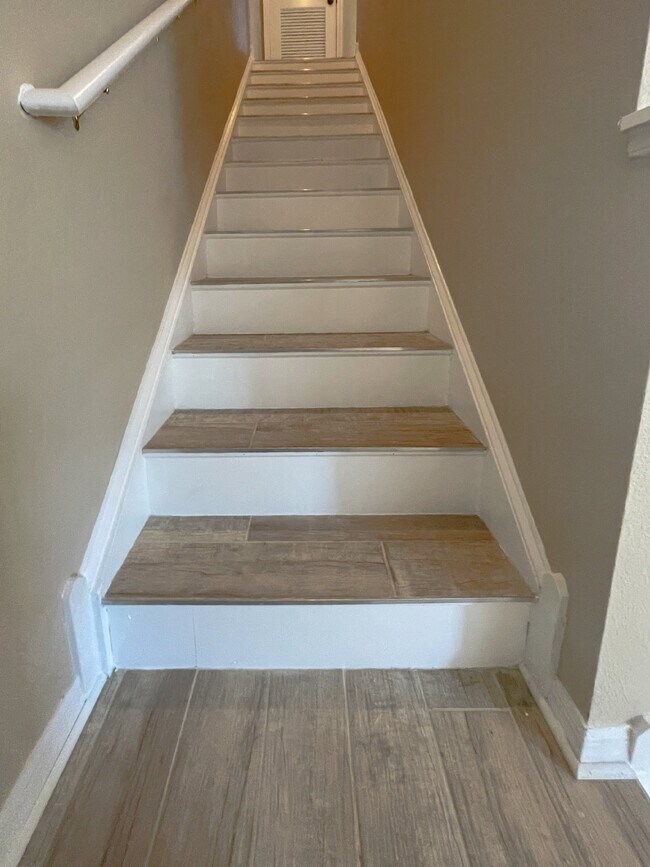 Building Photo - SPACIOUS 3 BED/ 2.5 BATH 2 STORY END UNIT ...