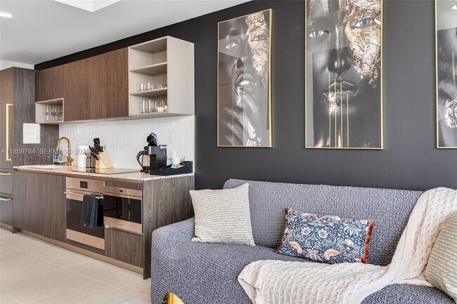 Building Photo - 601 NE 1st Ave