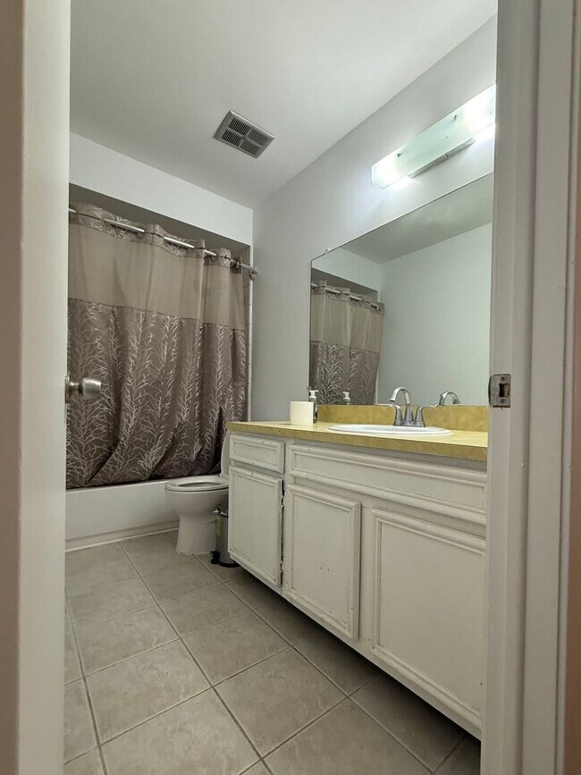 Building Photo - 1082 Greenhills Dr