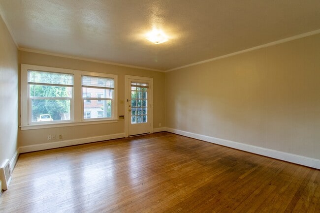 Building Photo - Charming One Bedroom Unit in Fourplex with Original Hardwoods, Breakfast Nook, Detached Garage