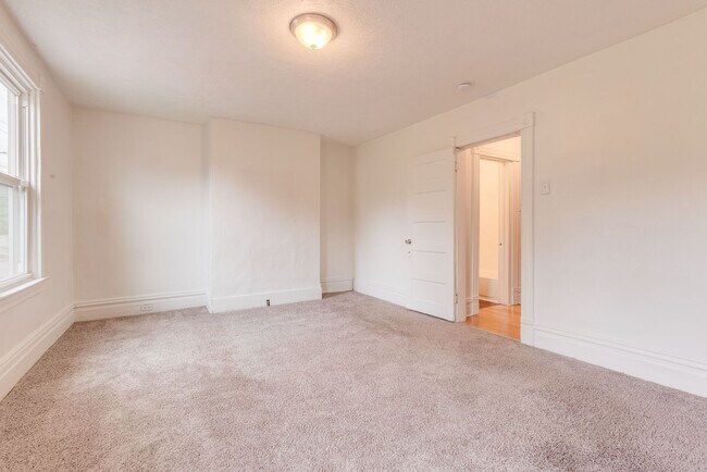 Building Photo - 406 Kingsboro St