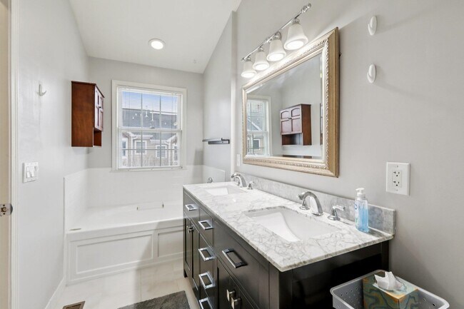 Building Photo - 273 Roslyn Ct