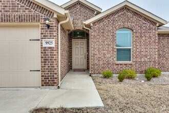 Building Photo - LIKE NEW HOME IN CROWLEY! READY TO VIEW!