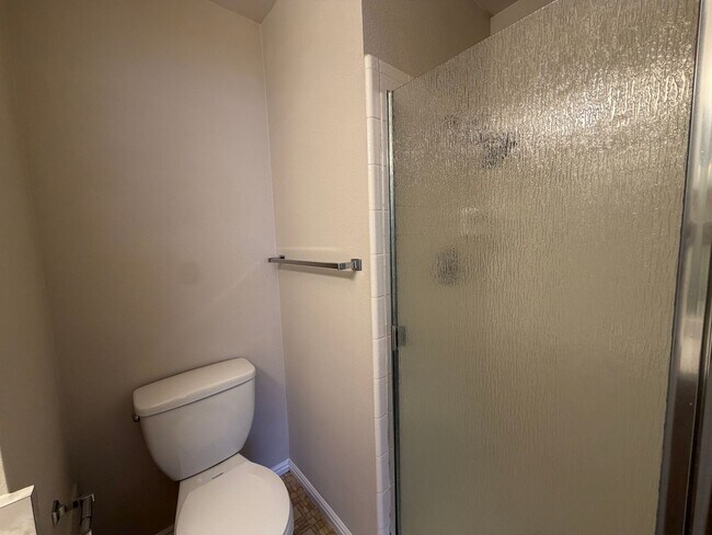 Building Photo - DARLING TWO BEDROOM FOR RENT!