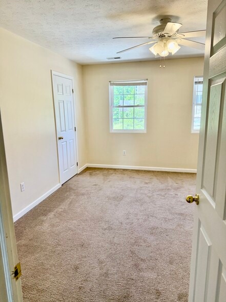 Building Photo - 12 Alexa Way