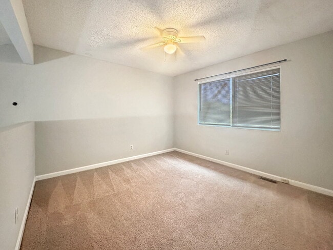 Building Photo - Duplex Available Immediately in North Hall