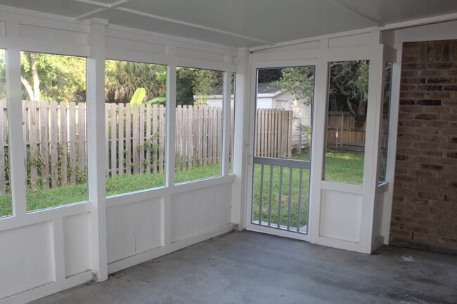 Building Photo - 1414 N Live Oak St