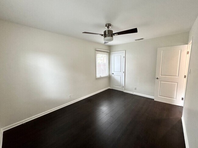 Building Photo - Fabulous 3 bedroom 1 bathroom updated home