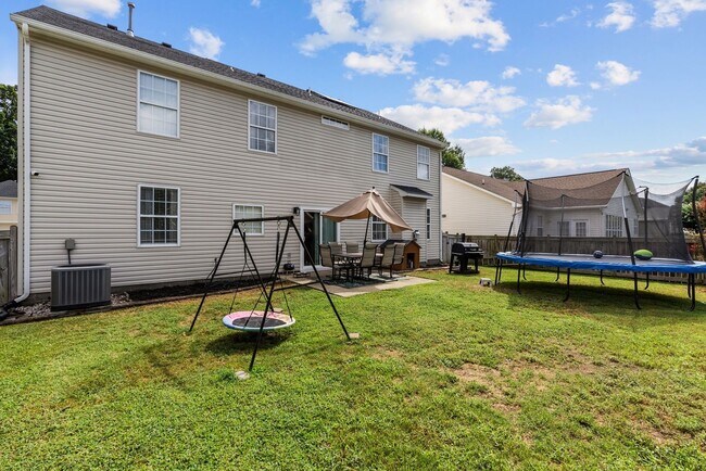 Building Photo - Luxurious 5-Bed, 2.5-Bath Home with Solar Panels in Newport News